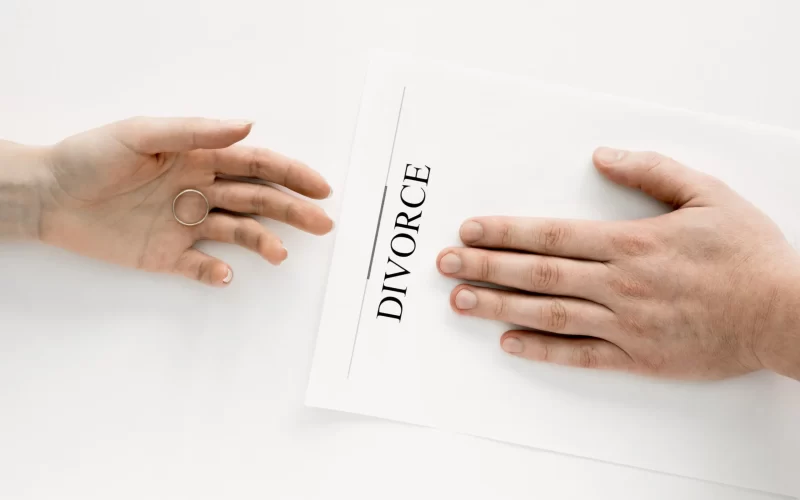 couple-divorcing-agreement-convertido